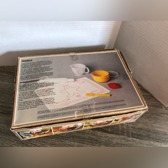 Vtg Tupperware Mini-Mix-It Children's Baking Set - Picture 14 of 16